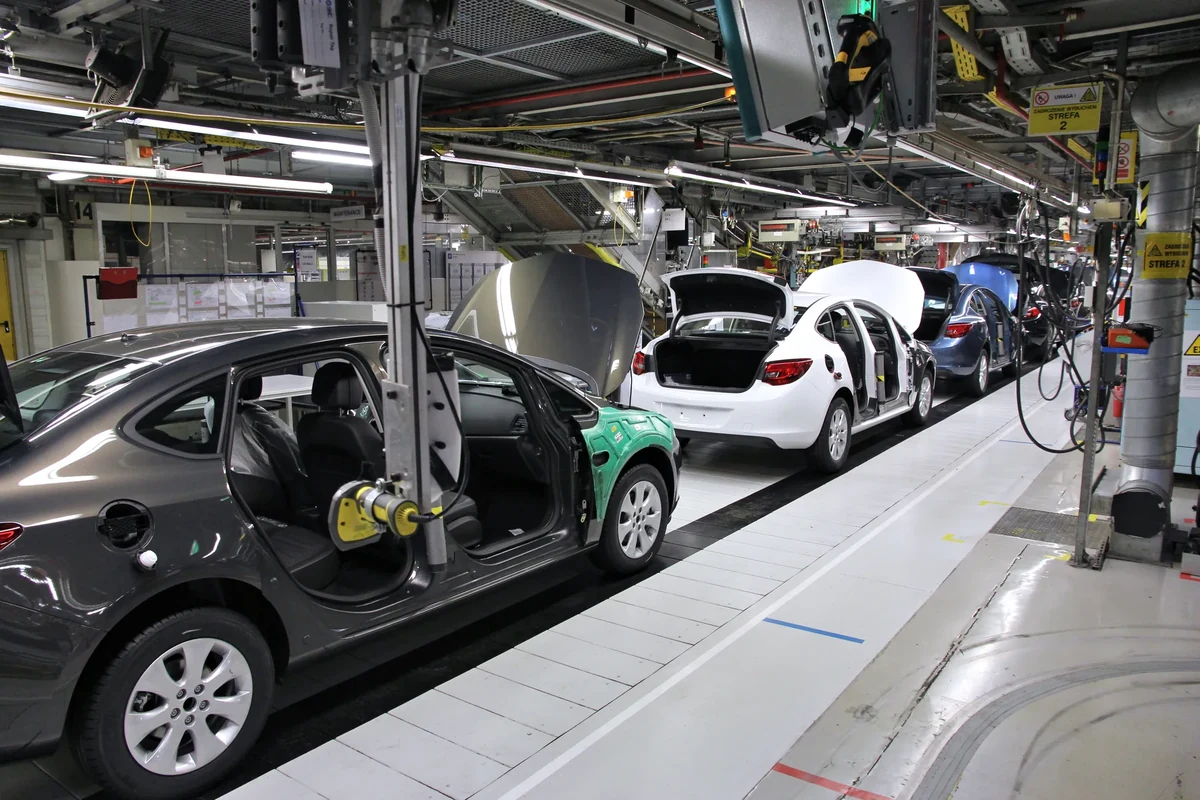 La linea di assemblaggio della Opel Astra J nello stabilimento di Gliwice, in Polonia, nel settembre 2015