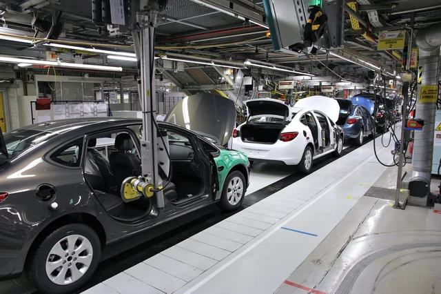 La linea di assemblaggio della Opel Astra J nello stabilimento di Gliwice, in Polonia, nel settembre 2015