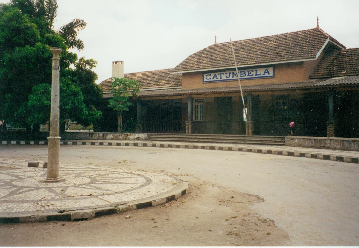 Edificio della stazione ferroviaria di Catumbela sulla ferrovia di Benguela in Angola