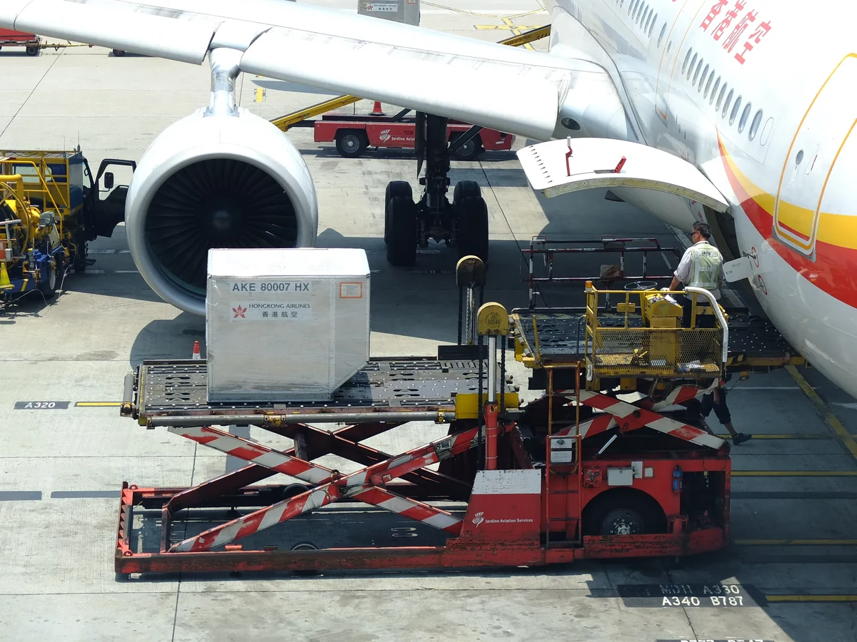 Un caricatore solleva un container ULD verso la stiva di un aereo all’aeroporto internazionale di Hong Kong, nel giugno 2014