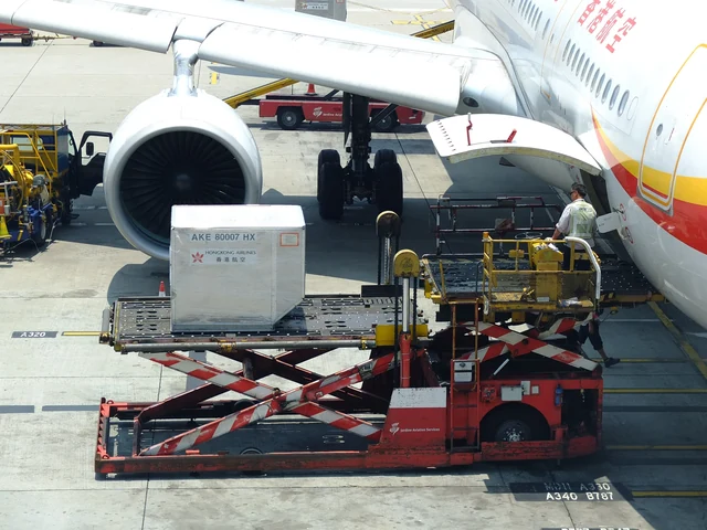 Un caricatore solleva un container ULD verso la stiva di un aereo all’aeroporto internazionale di Hong Kong, nel giugno 2014