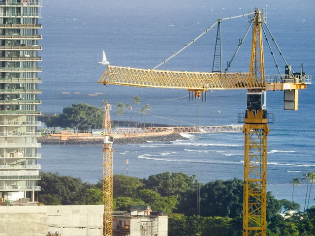Gru a torre e cantieri visti dal centro di Honolulu, 5 gennaio 2016