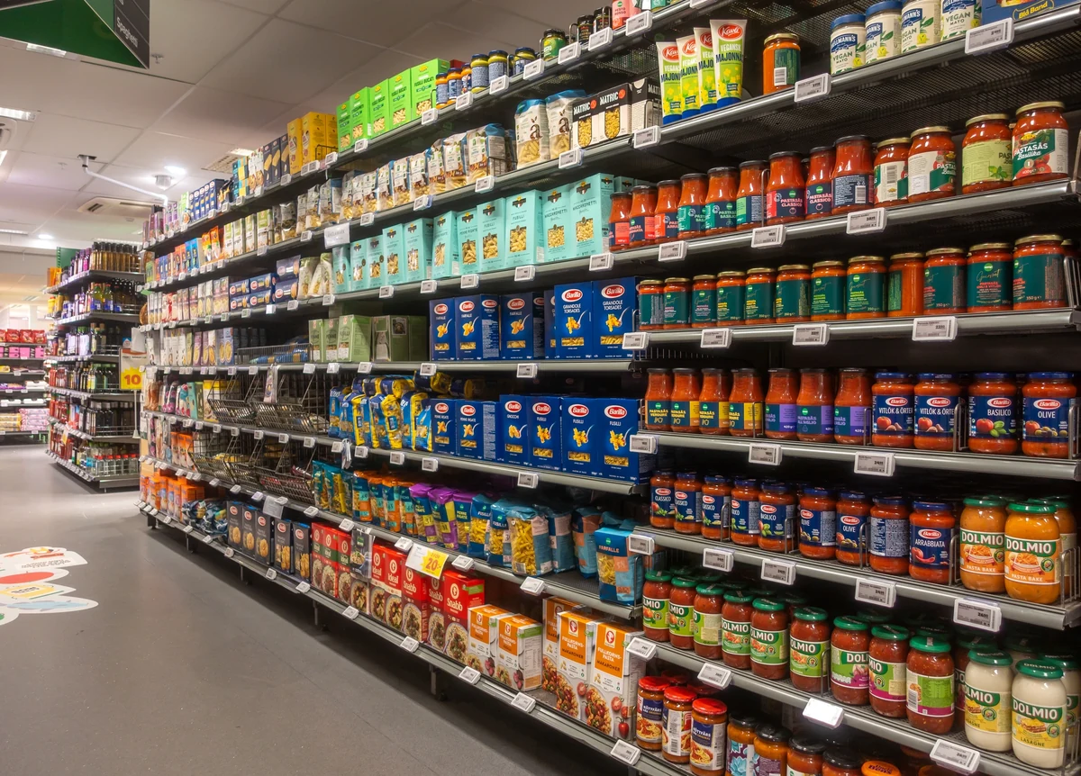 Scaffali alimentari in un supermercato di Stoccolma, 17 luglio 2021