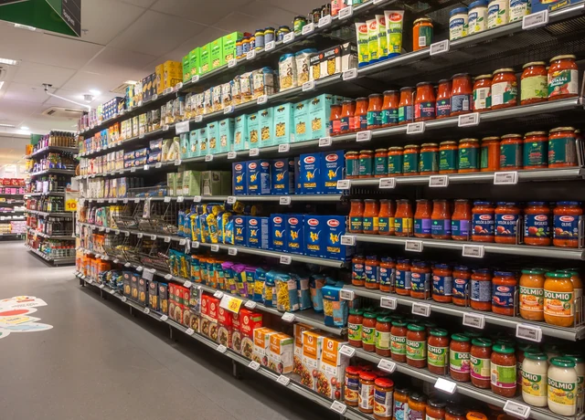 Scaffali alimentari in un supermercato di Stoccolma, 17 luglio 2021