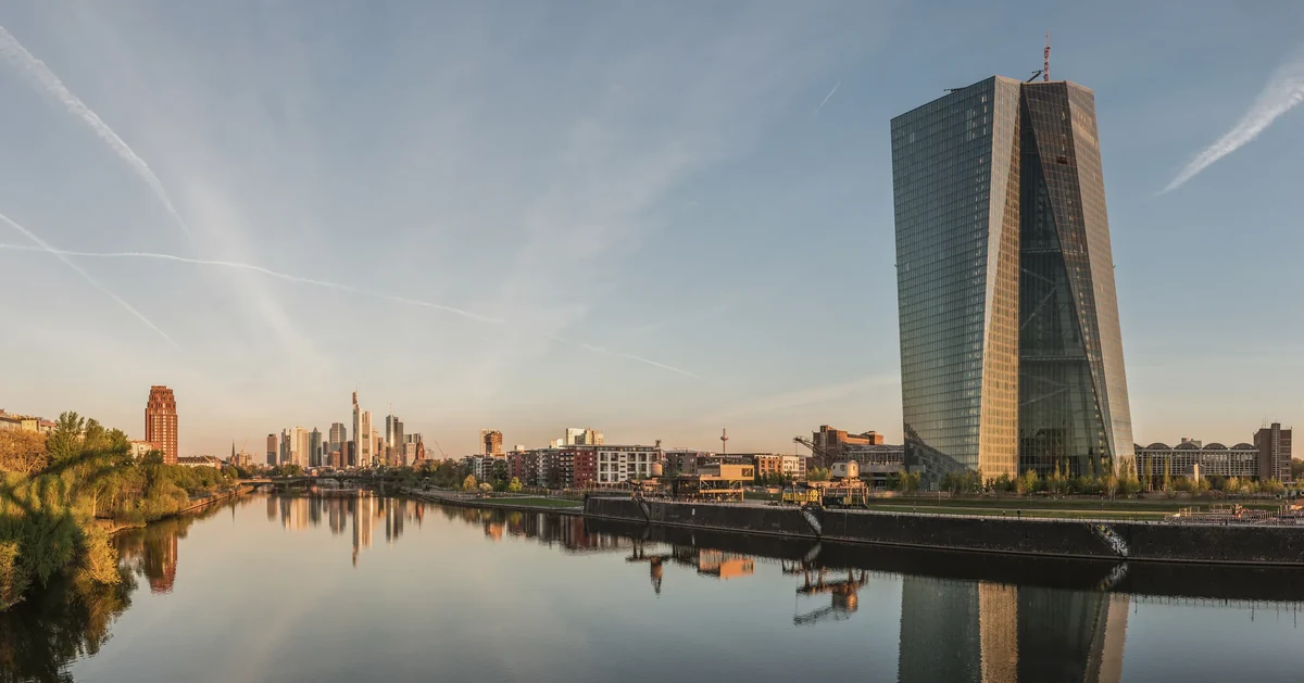 La sede della Banca centrale europea a Francoforte, all’alba del 22 aprile 2015