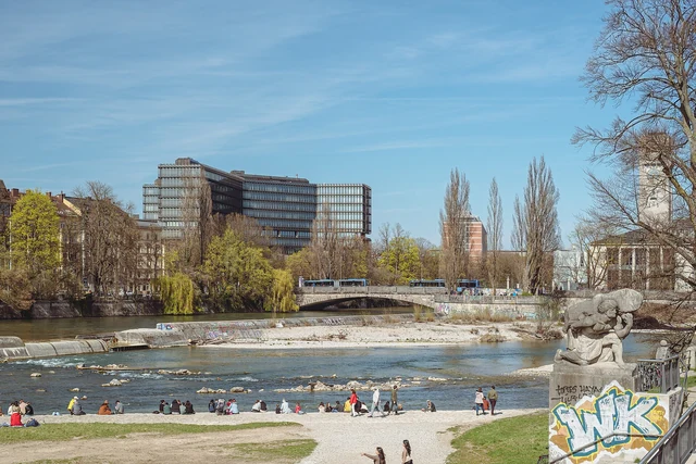 Sede dell’Ufficio Europeo dei Brevetti a Monaco di Baviera, vista dal fiume Isar
