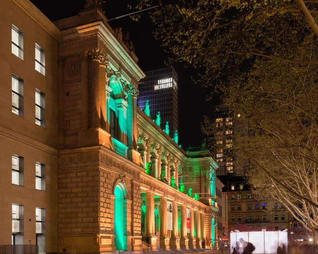L’edificio storico della Borsa di Francoforte illuminato durante Luminale 2014