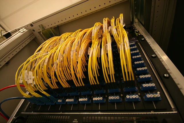Pannello di connessioni in fibra ottica del punto di interscambio internet AMS-IX ad Amsterdam