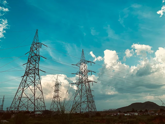 Tralicci elettrici e linee di trasmissione a Majrakath, nel Rajasthan, India