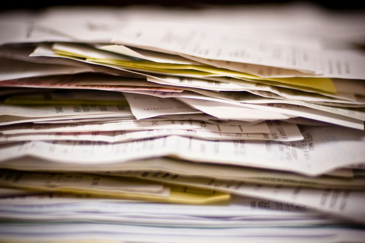 Pila di fatture, ricevute e documenti contabili cartacei
