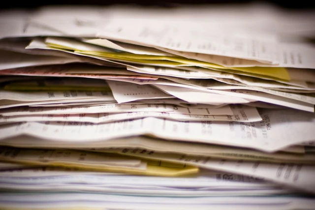 Pila di fatture, ricevute e documenti contabili cartacei