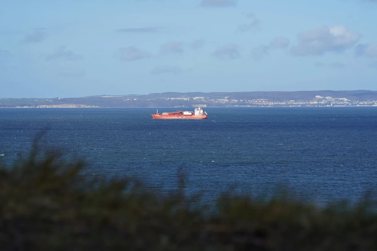 Una nave per il trasporto di gas naturale liquefatto nelle acque di Rügen, in Germania