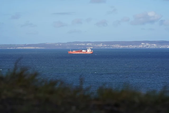 Una nave per il trasporto di gas naturale liquefatto nelle acque di Rügen, in Germania
