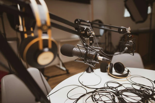 Microfono professionale su un tavolo per una registrazione audio