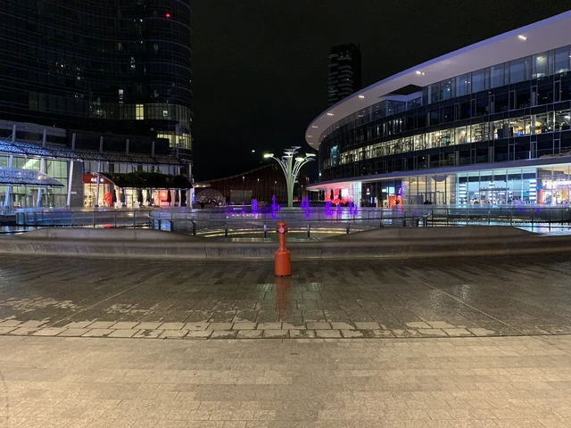 Piazza Gae Aulenti a Milano di sera