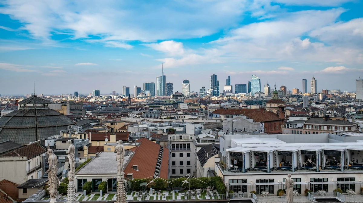 Lo skyline di Milano tra edifici storici e grattacieli moderni