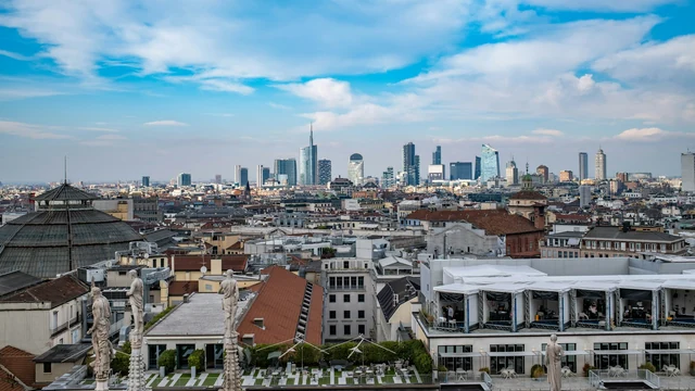 Lo skyline di Milano tra edifici storici e grattacieli moderni