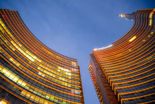 Grattacieli contemporanei illuminati al crepuscolo a Milano