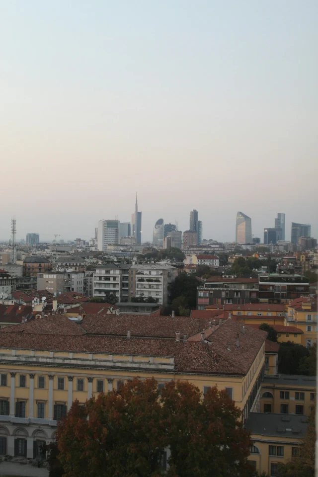 Lo skyline di Milano e i tetti della città al tramonto