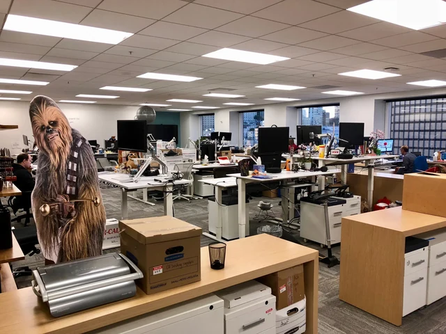 Un’area di lavoro degli uffici Wikimedia Foundation a One Montgomery Tower, nel novembre 2017