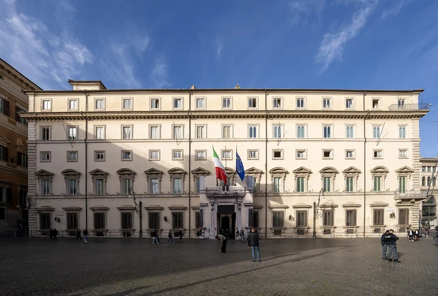 Palazzo Chigi a Roma con le bandiere italiana ed europea