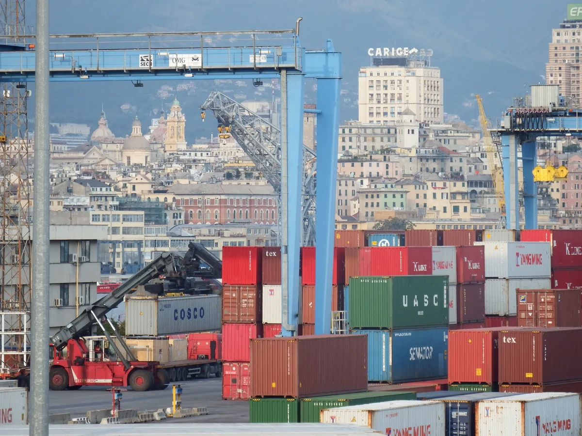 Movimentazione di container al terminal SECH del porto di Genova, nel luglio 2014