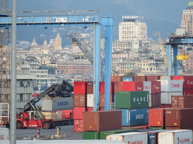 Movimentazione di container al terminal SECH del porto di Genova, nel luglio 2014