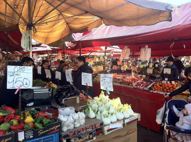 Banchi di frutta e verdura al mercato di Porta Palazzo a Torino, nel dicembre 2012