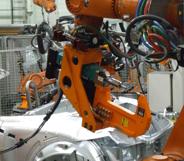 Robot industriali durante una lavorazione della carrozzeria automobilistica